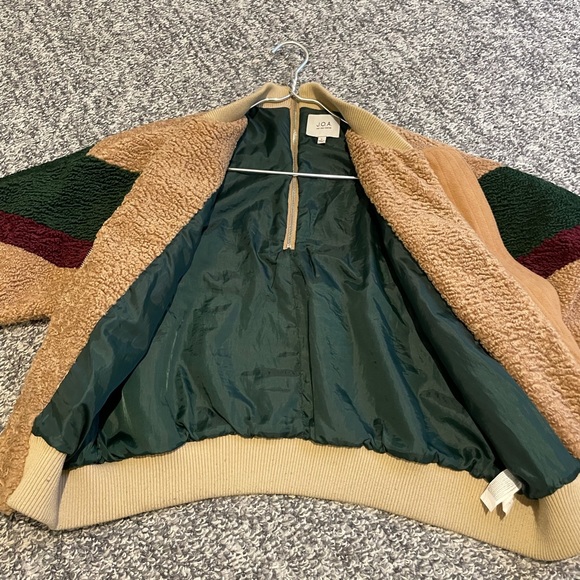 Sherpa jacket perfect for spring or fall - Picture 4 of 5